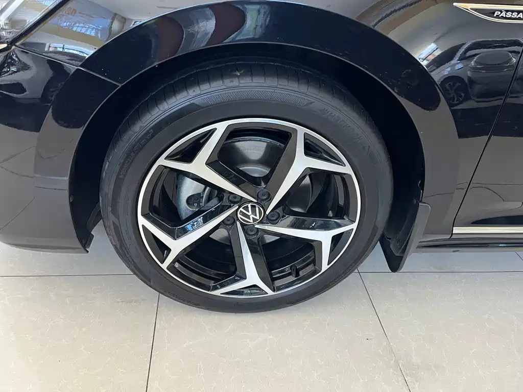 VOLKSWAGEN PASSAT 2024