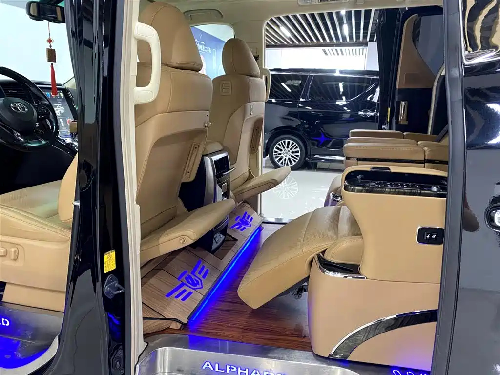 TOYOTA ALPHARD 2012