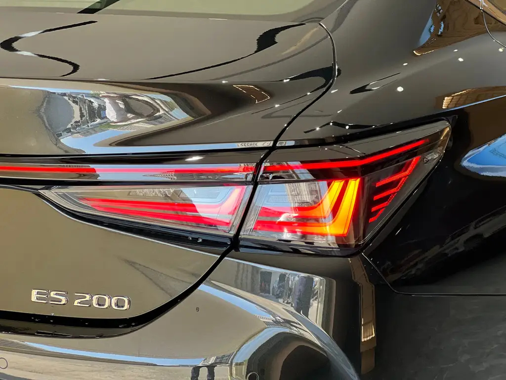 LEXUS ES 2025