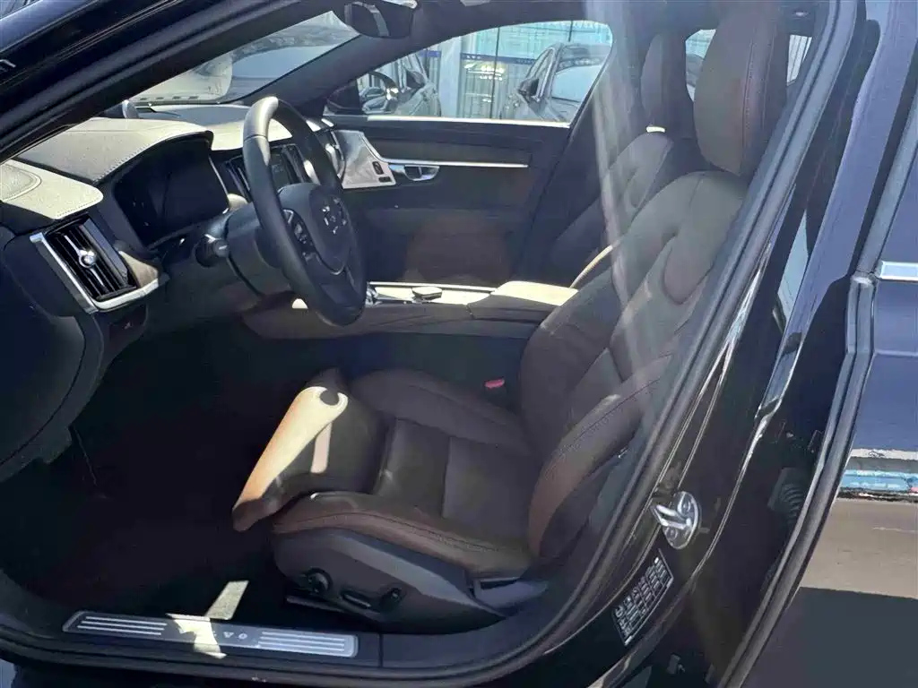 VOLVO S90 2025