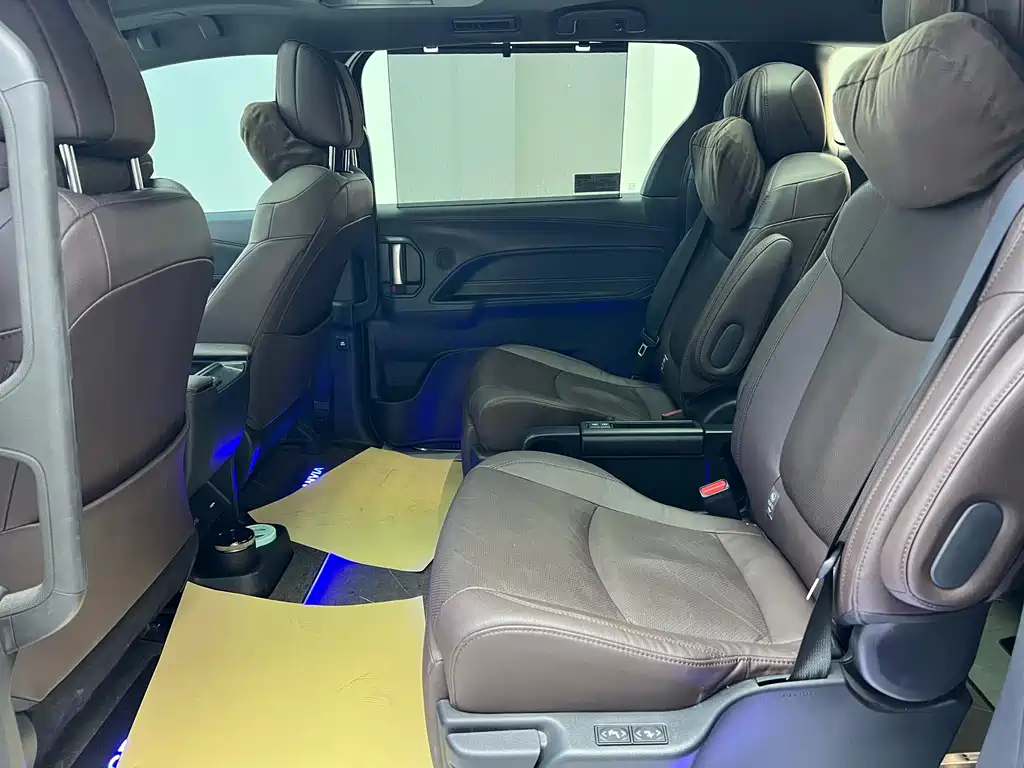 TOYOTA GRANVIA 2023
