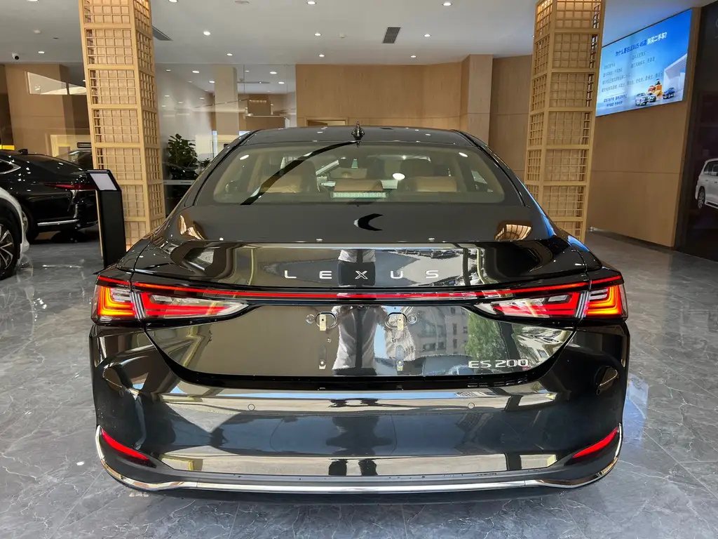 LEXUS ES 2025