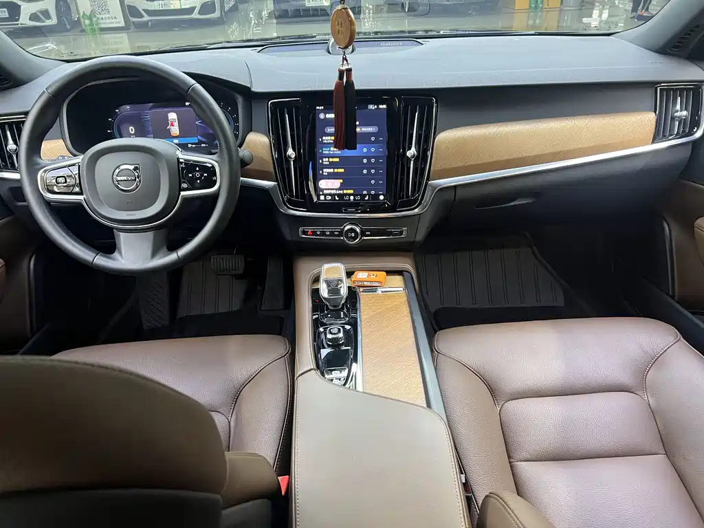 VOLVO S90 2023