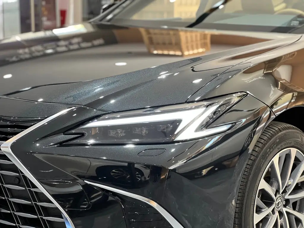 LEXUS ES 2025