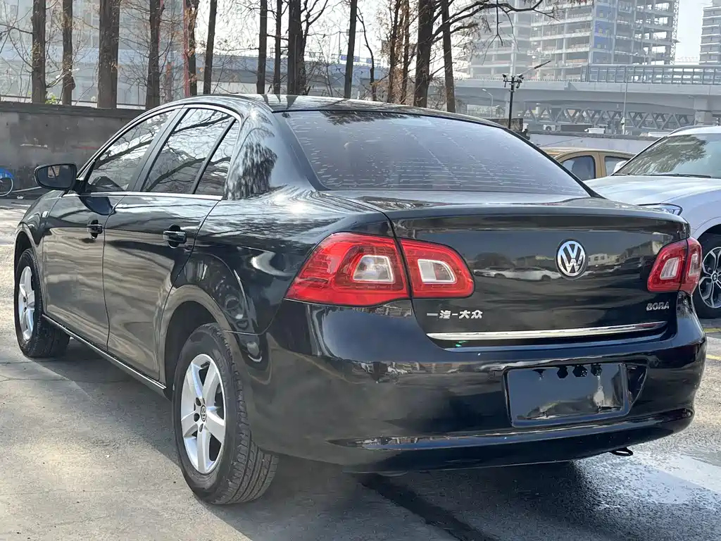 VOLKSWAGEN BORA 2011