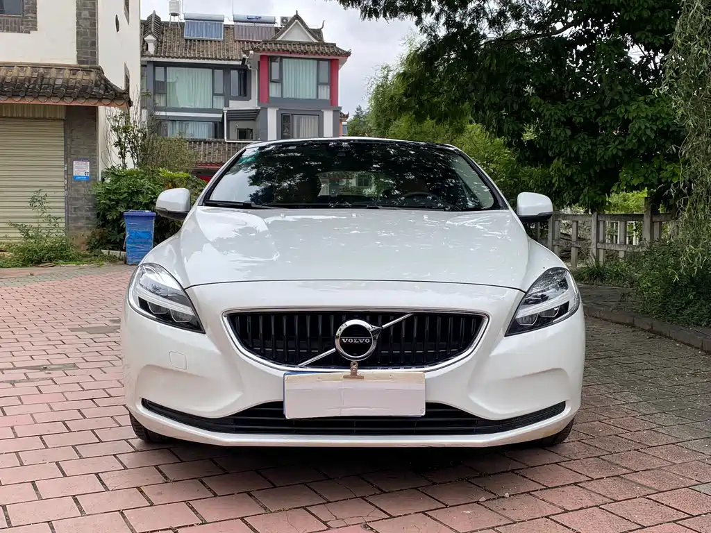 VOLVO V40 2017