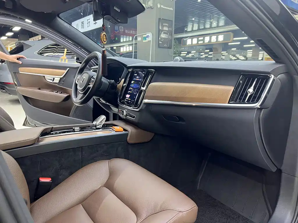 VOLVO S90 2023