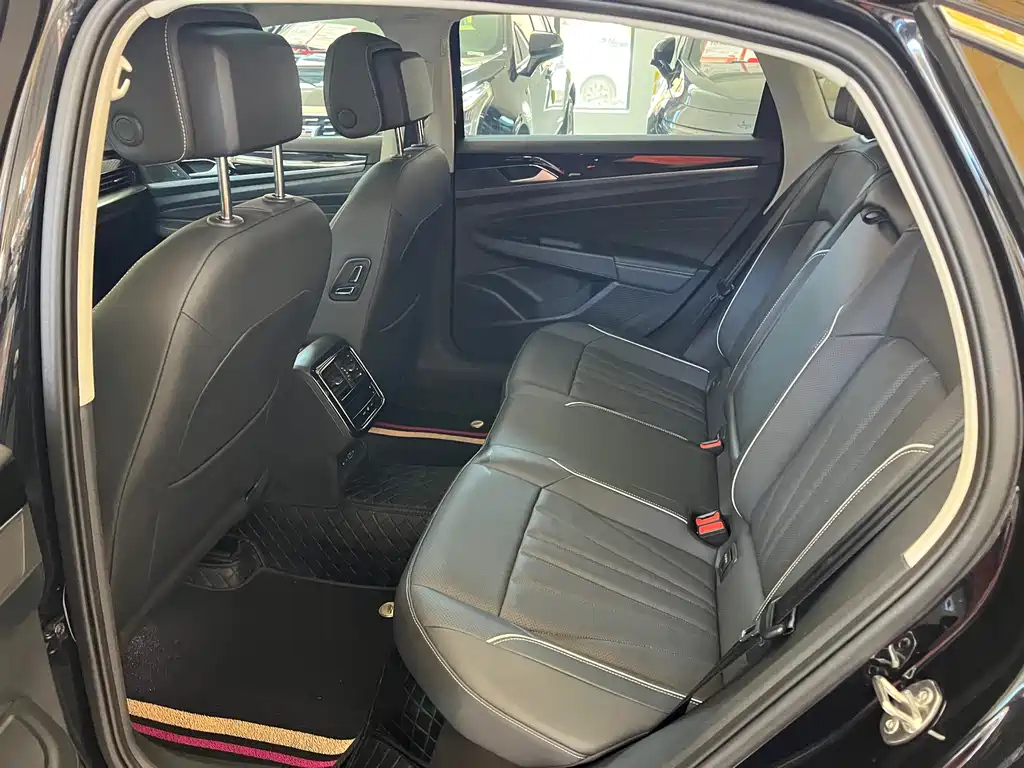 VOLKSWAGEN PASSAT 2024