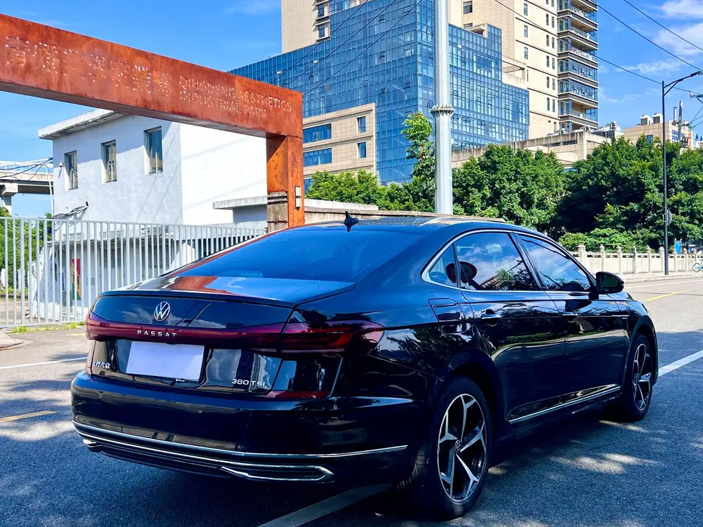 VOLKSWAGEN PASSAT 2024