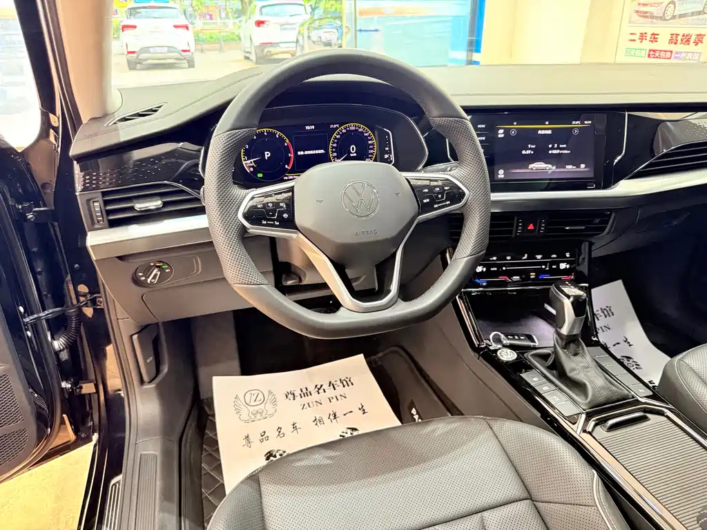 VOLKSWAGEN PASSAT 2024