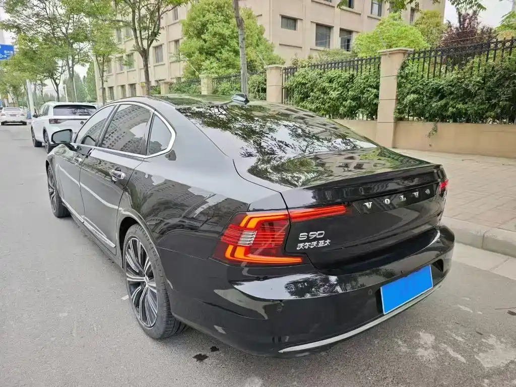 VOLVO S90 2023