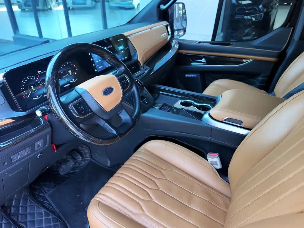 FORD TOUREO 2024