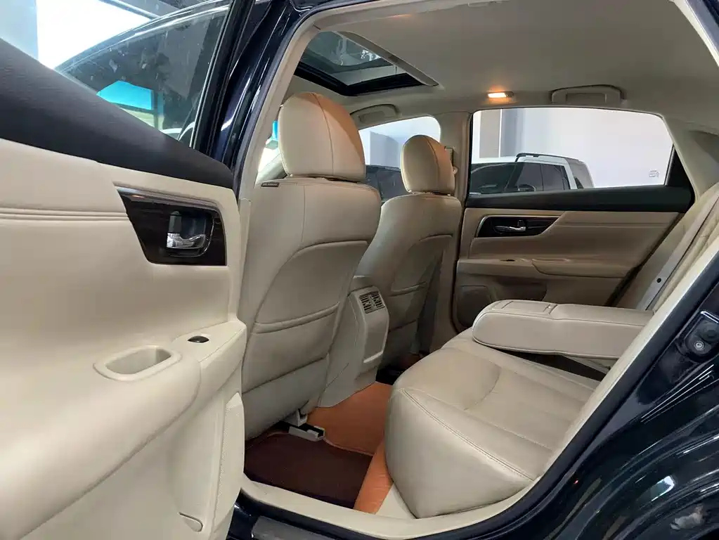 NISSAN TEANA 2015