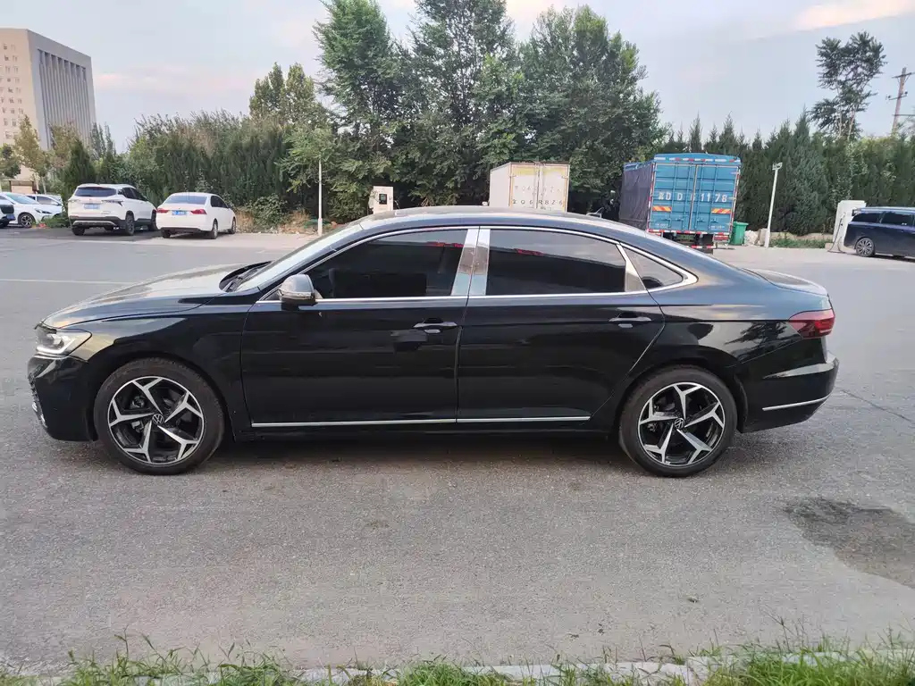 VOLKSWAGEN PASSAT 2024