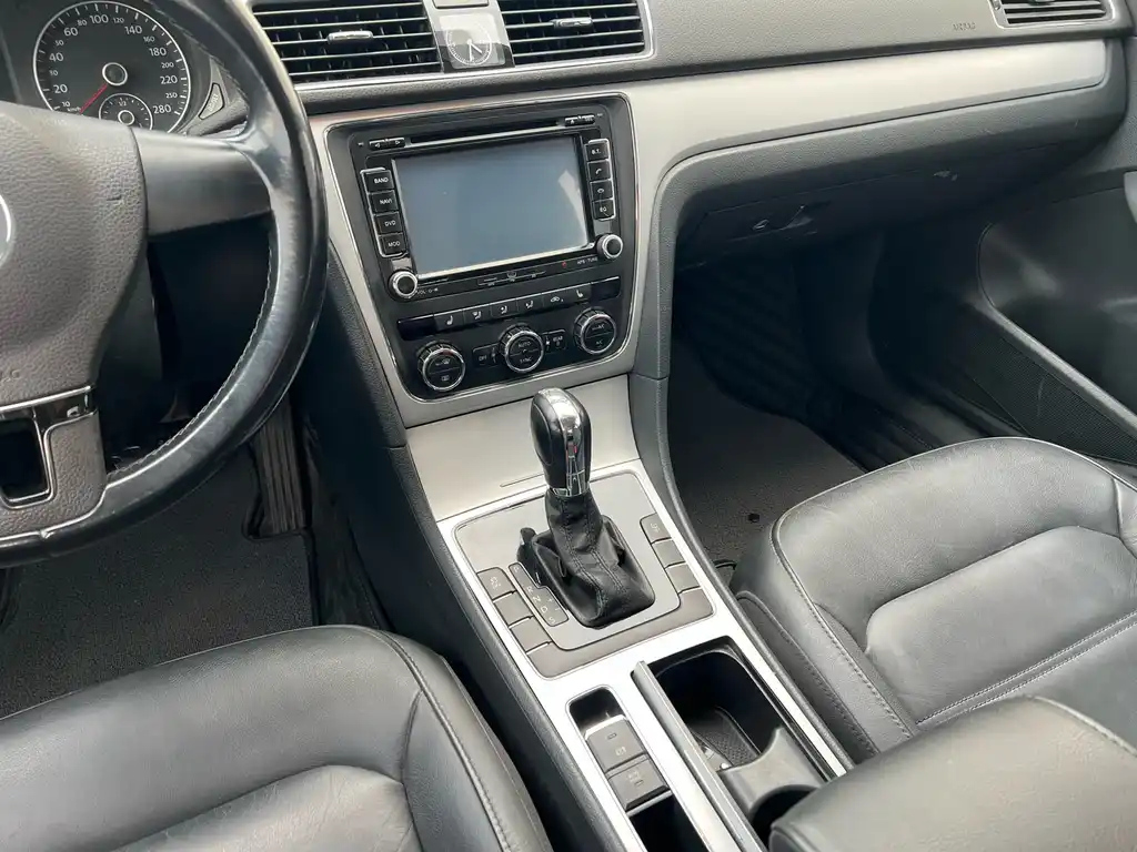 VOLKSWAGEN PASSAT 2013