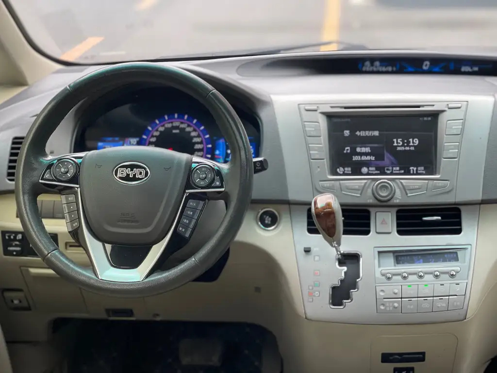 BYD M6 2013