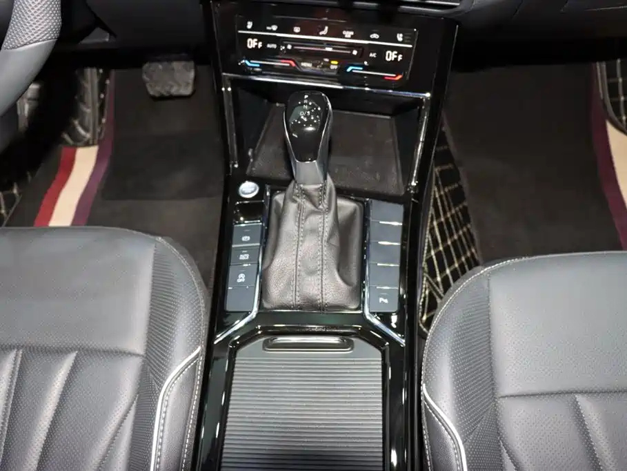VOLKSWAGEN PASSAT 2024