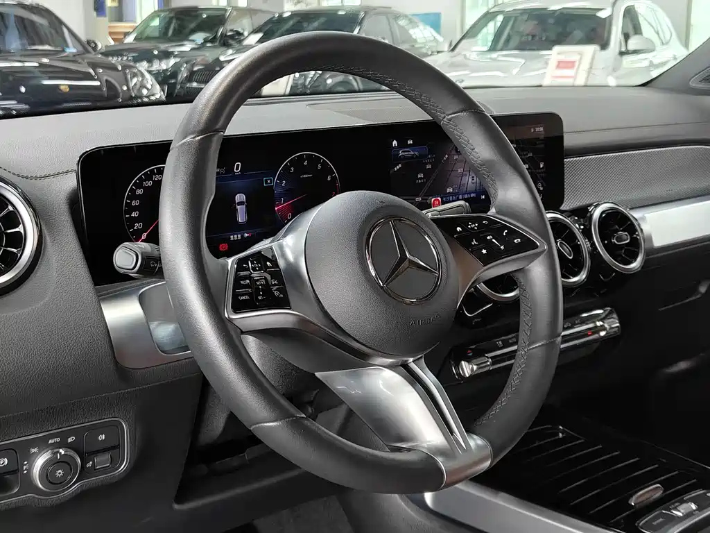 MERCEDES BENZ GLB 2024