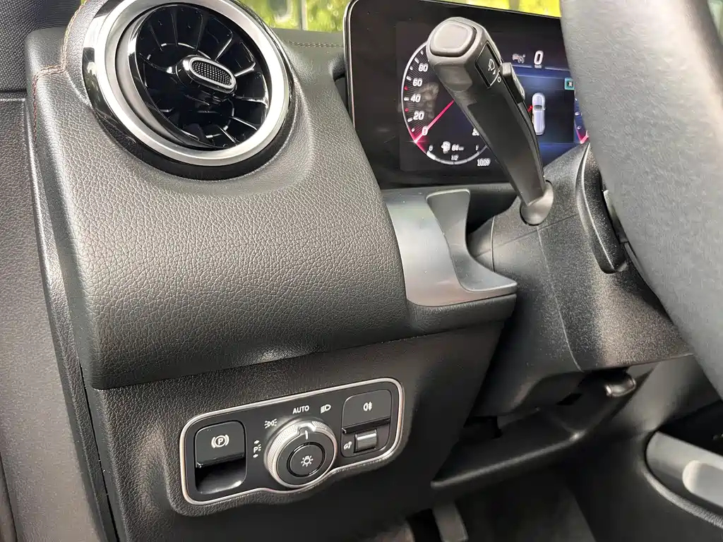 MERCEDES BENZ GLB 2024