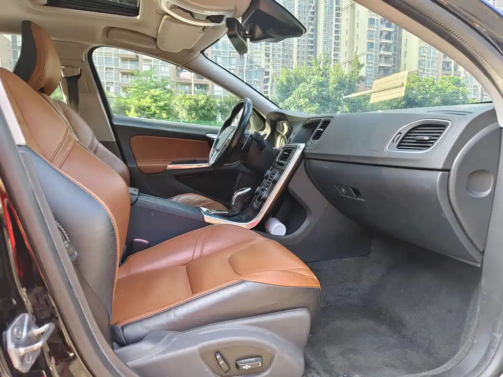 VOLVO V60 2014