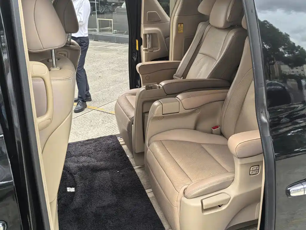 TOYOTA ALPHARD 2012