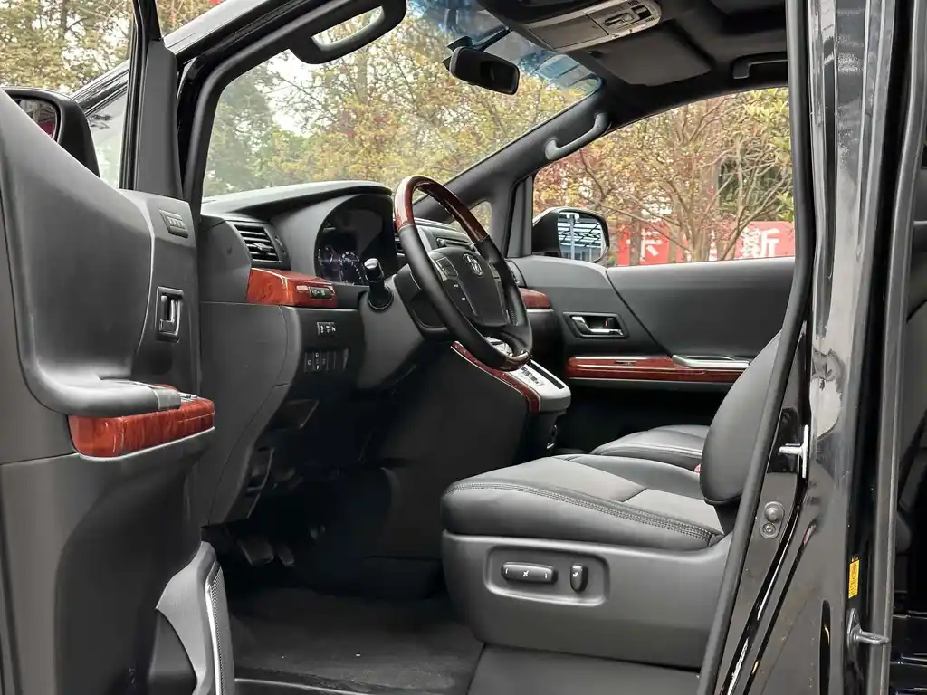 TOYOTA ALPHARD 2011