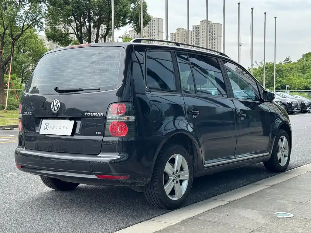 VOLKSWAGEN TOURAN 2015