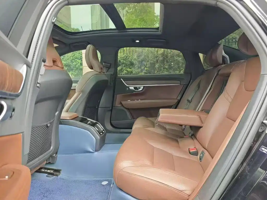 VOLVO S90 2023