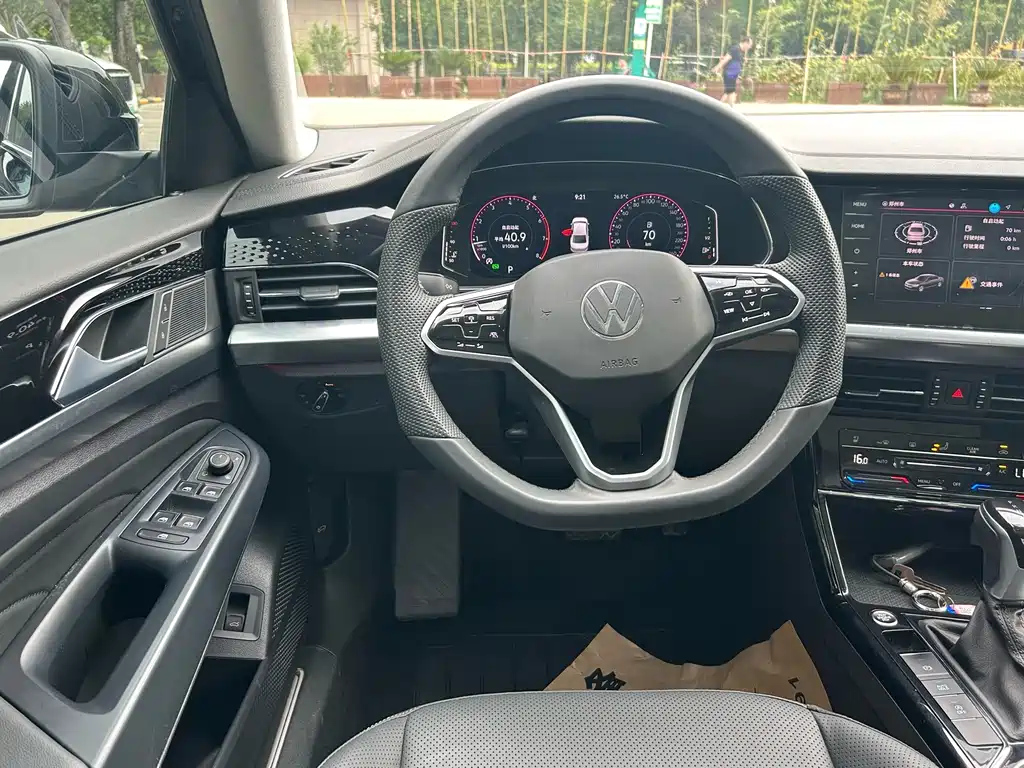 VOLKSWAGEN PASSAT 2024