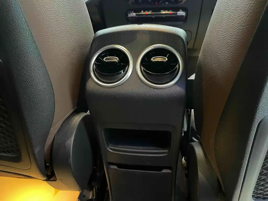 MERCEDES BENZ GLB 2024