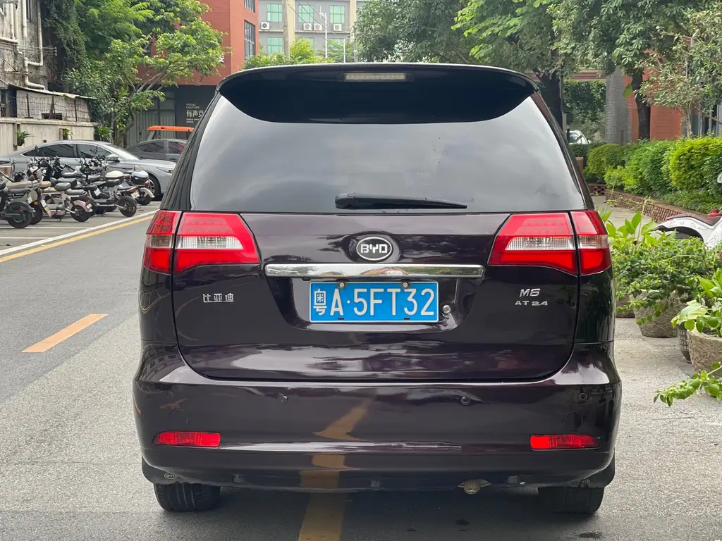 BYD M6 2013