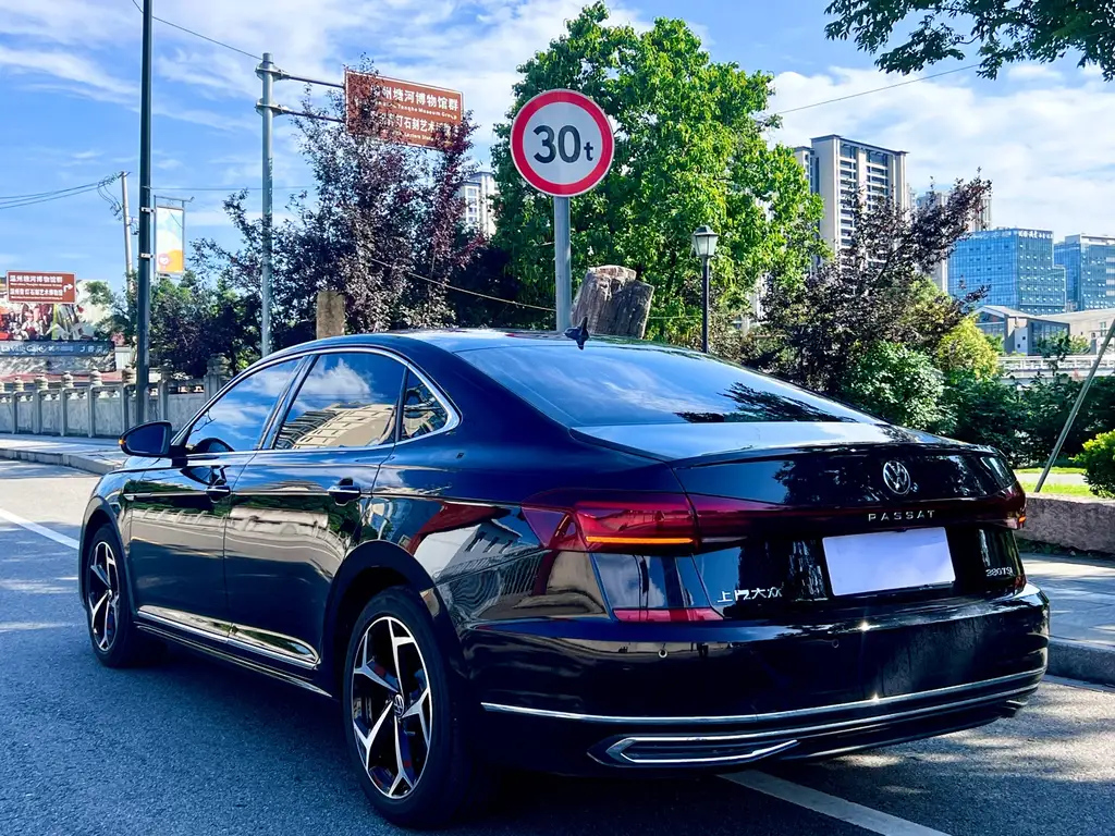 VOLKSWAGEN PASSAT 2024