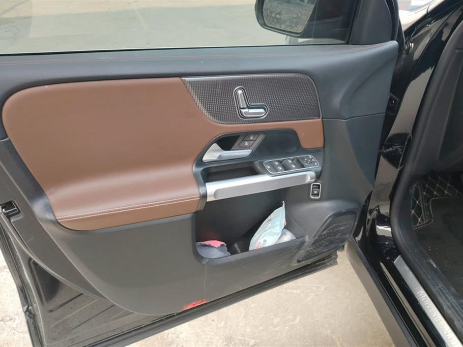 MERCEDES BENZ GLB 2023