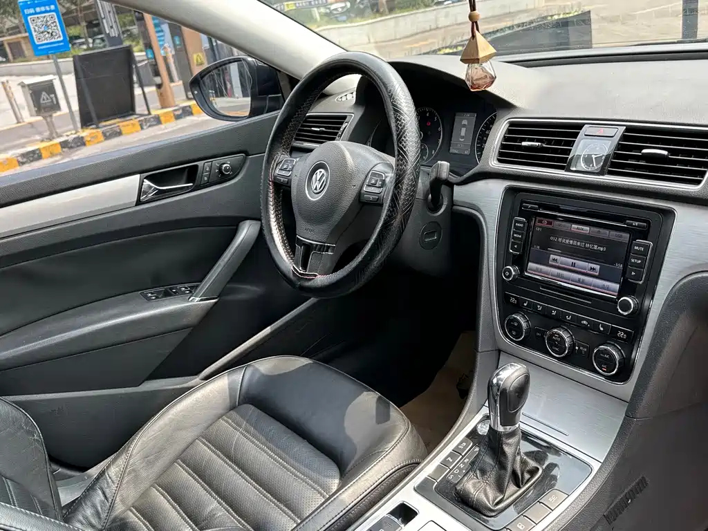 VOLKSWAGEN PASSAT 2013