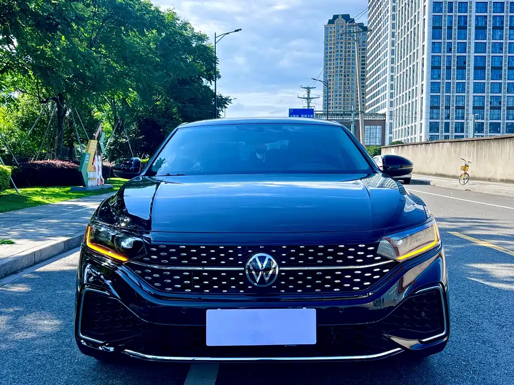 VOLKSWAGEN PASSAT 2024