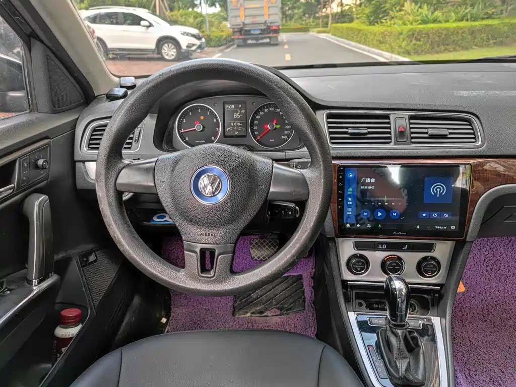VOLKSWAGEN LAVIDA 2015