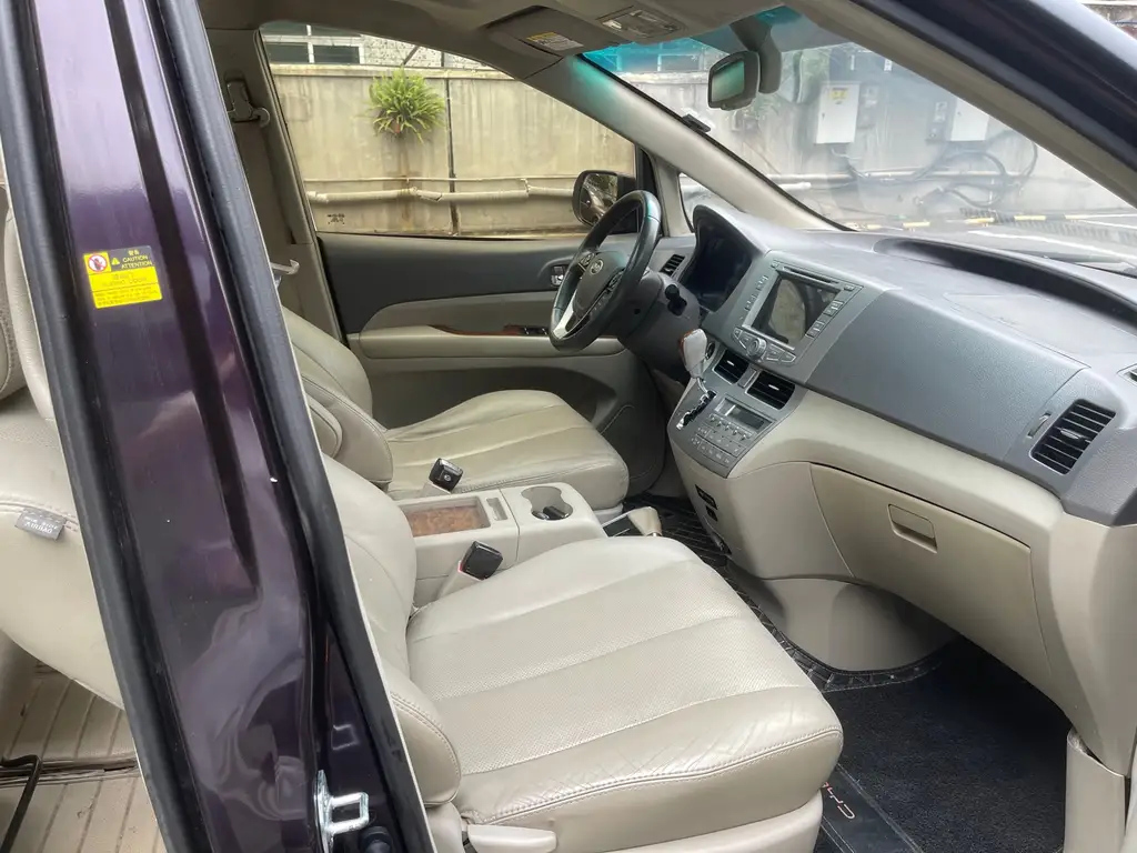BYD M6 2013