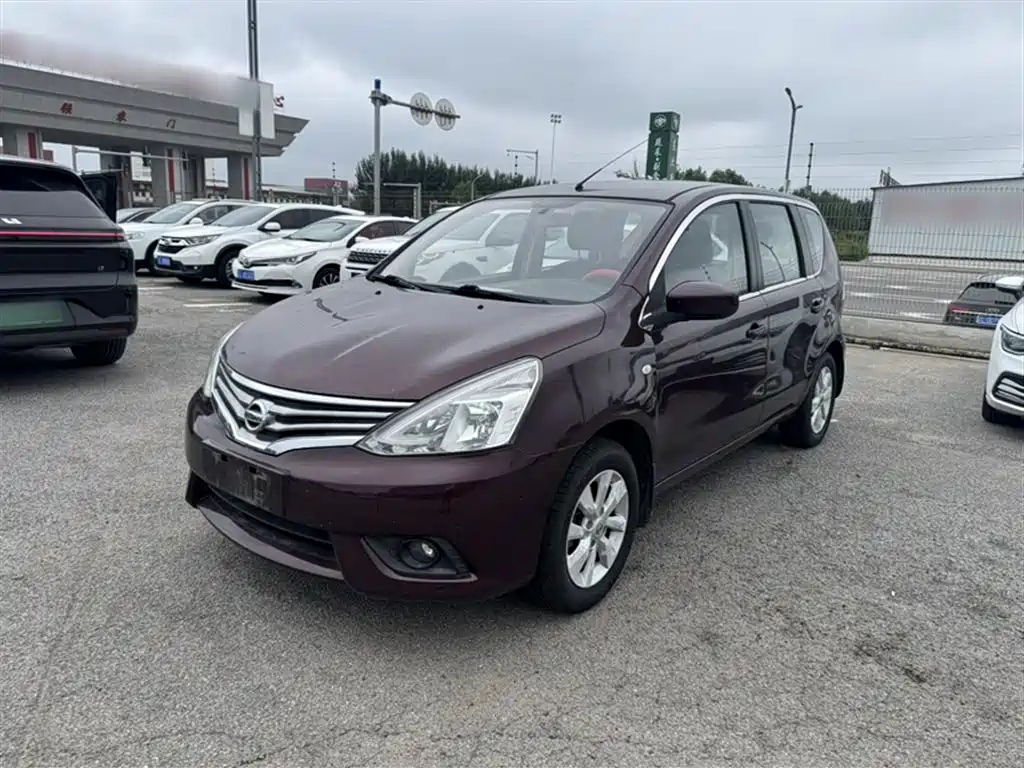NISSAN LIVINA 2013