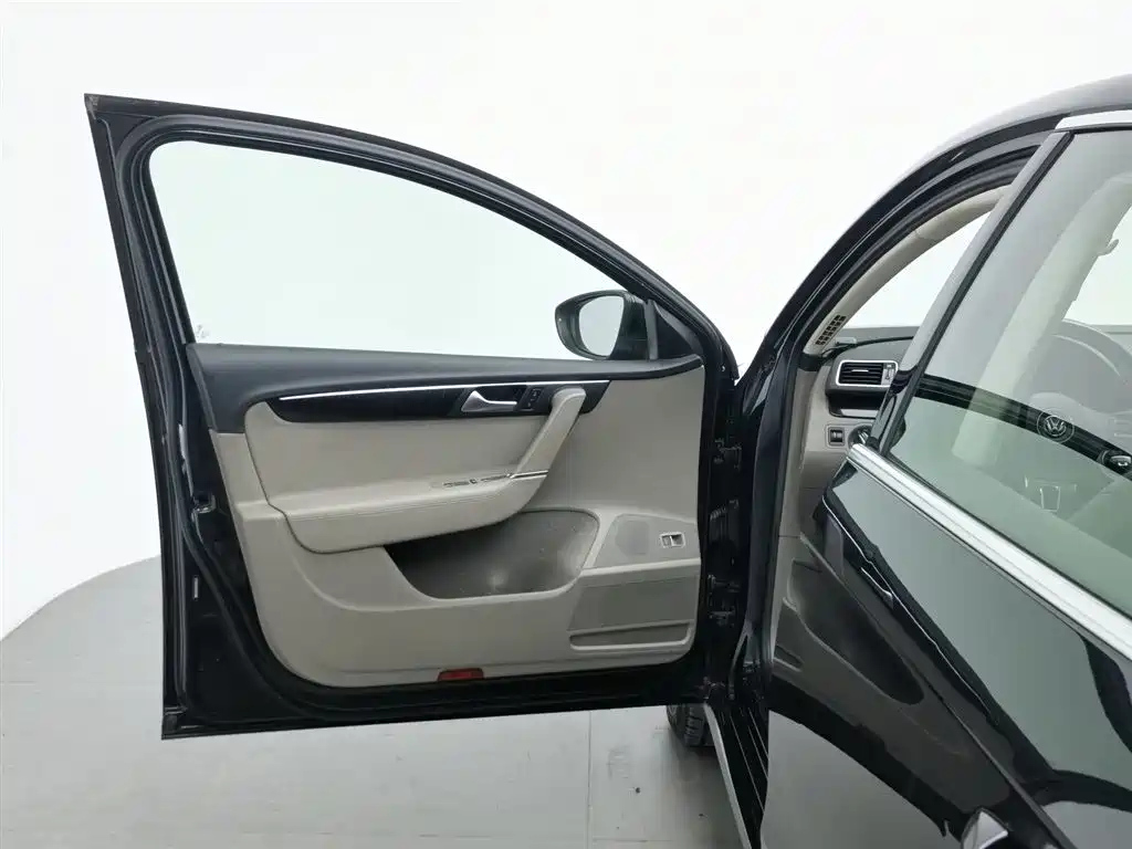 VOLKSWAGEN MAGOTAN 2015