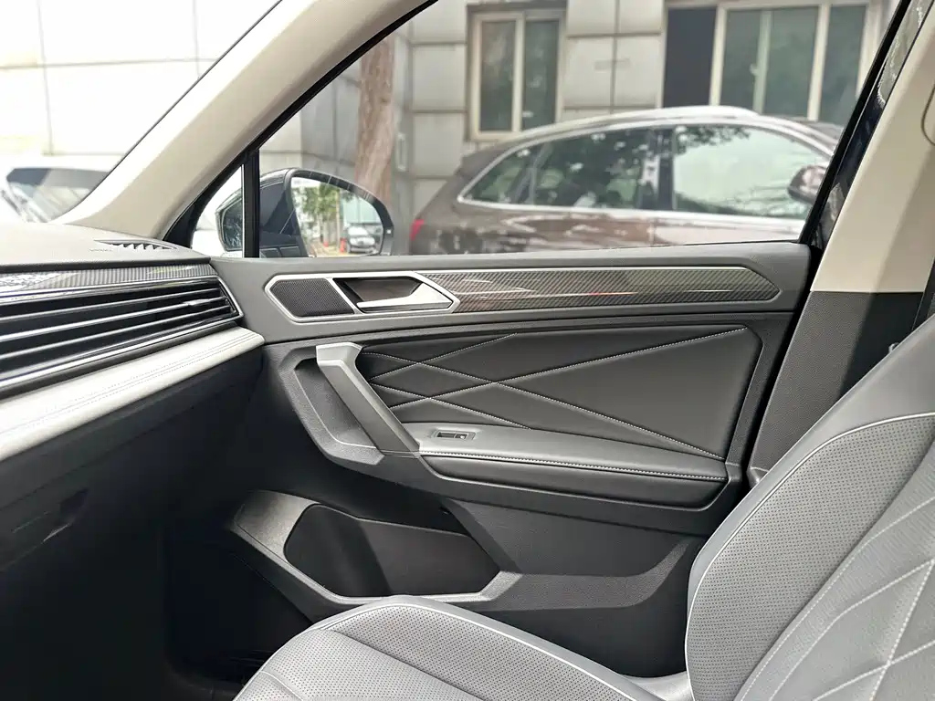 VOLKSWAGEN TIGUAN L 2024