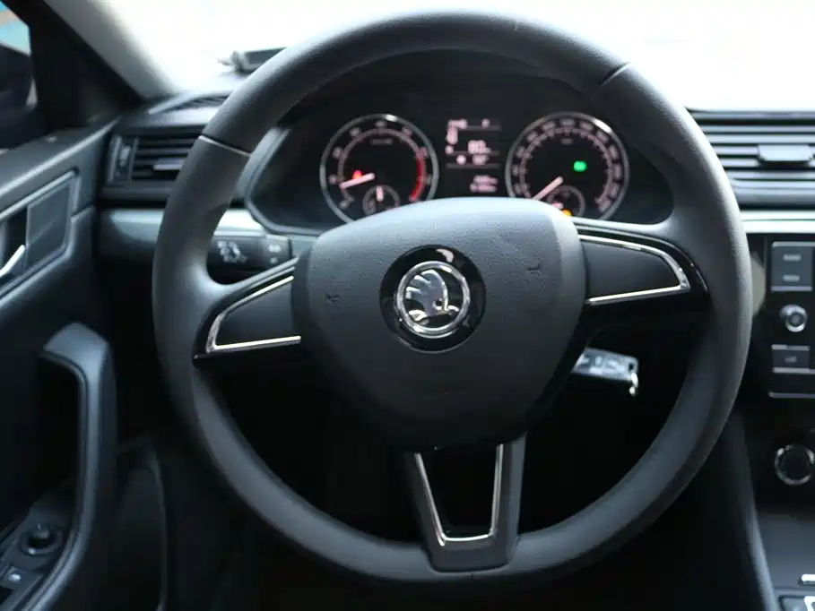 SKODA SUPERB 2019