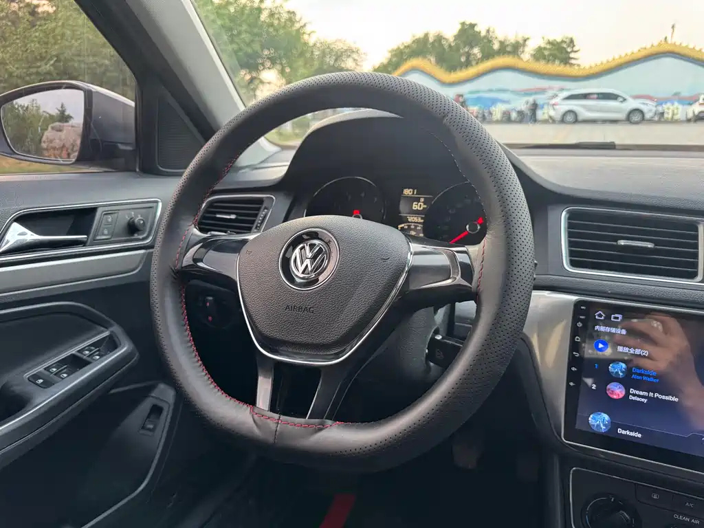 VOLKSWAGEN LAVIDA 2015
