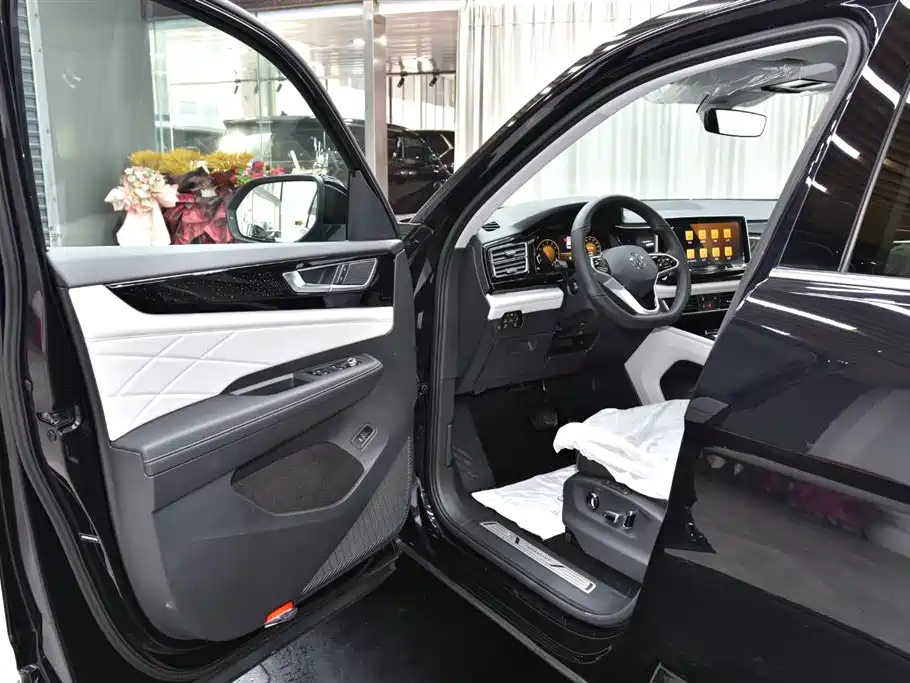 VOLKSWAGEN TOURAN 2024