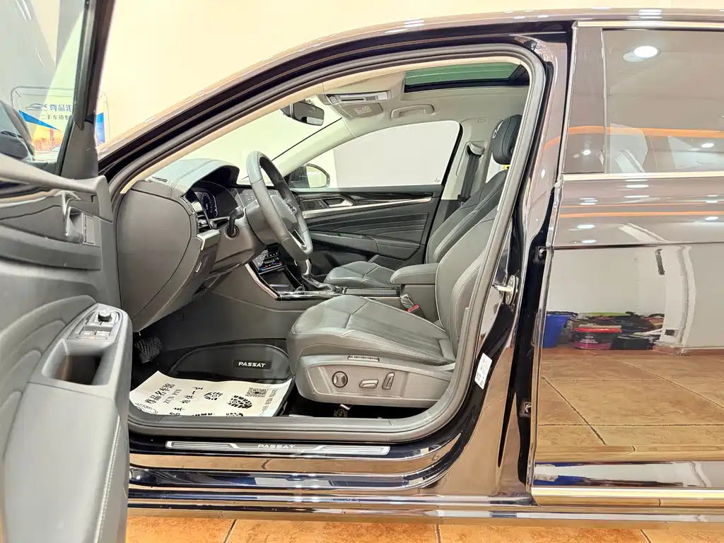 VOLKSWAGEN PASSAT 2024