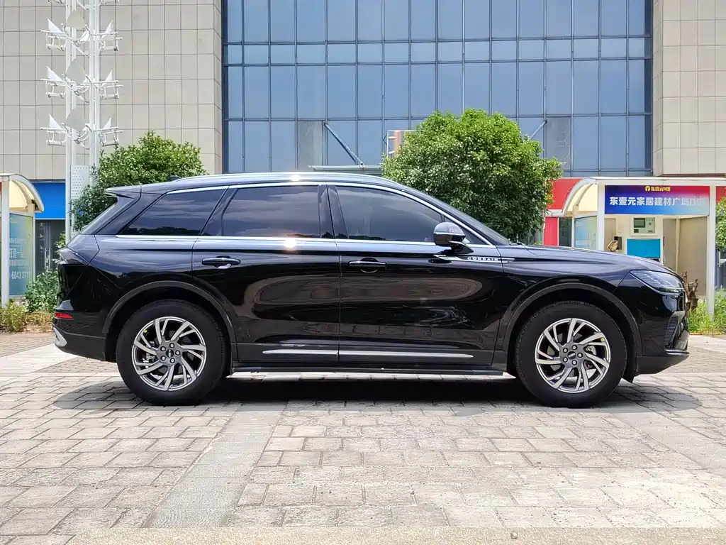 LINCOLN ADVENTURER 2023