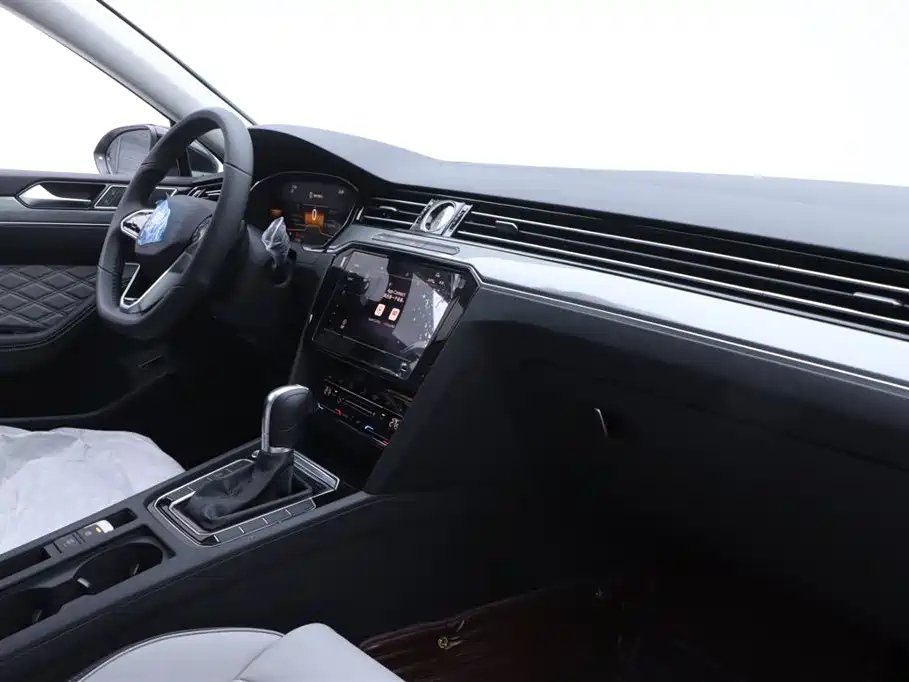 VOLKSWAGEN MAGOTAN 2023