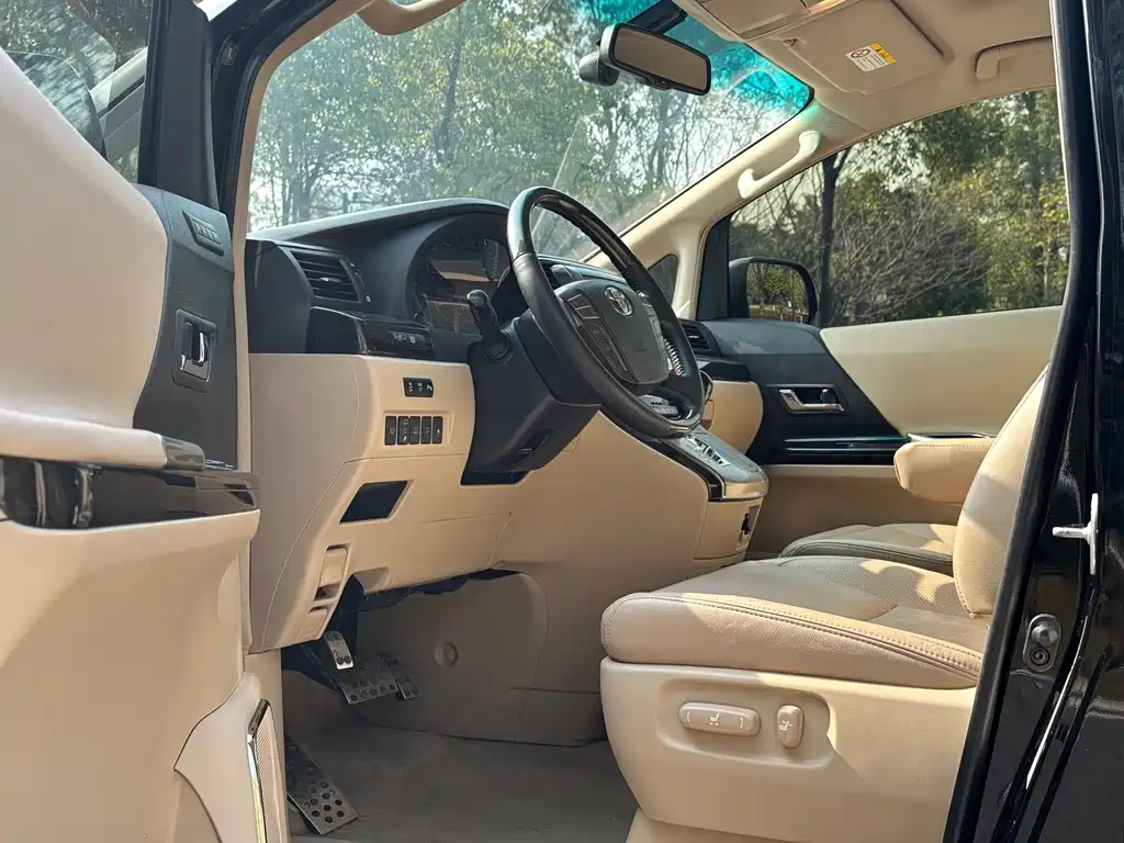TOYOTA ALPHARD 2013