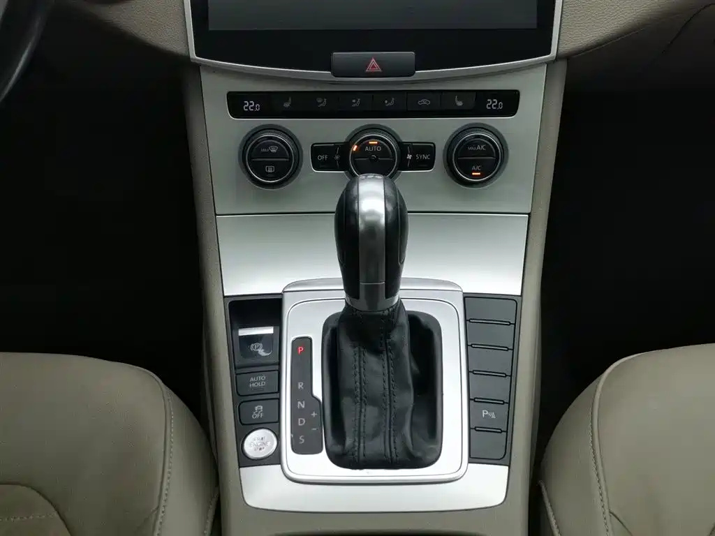 VOLKSWAGEN MAGOTAN 2015