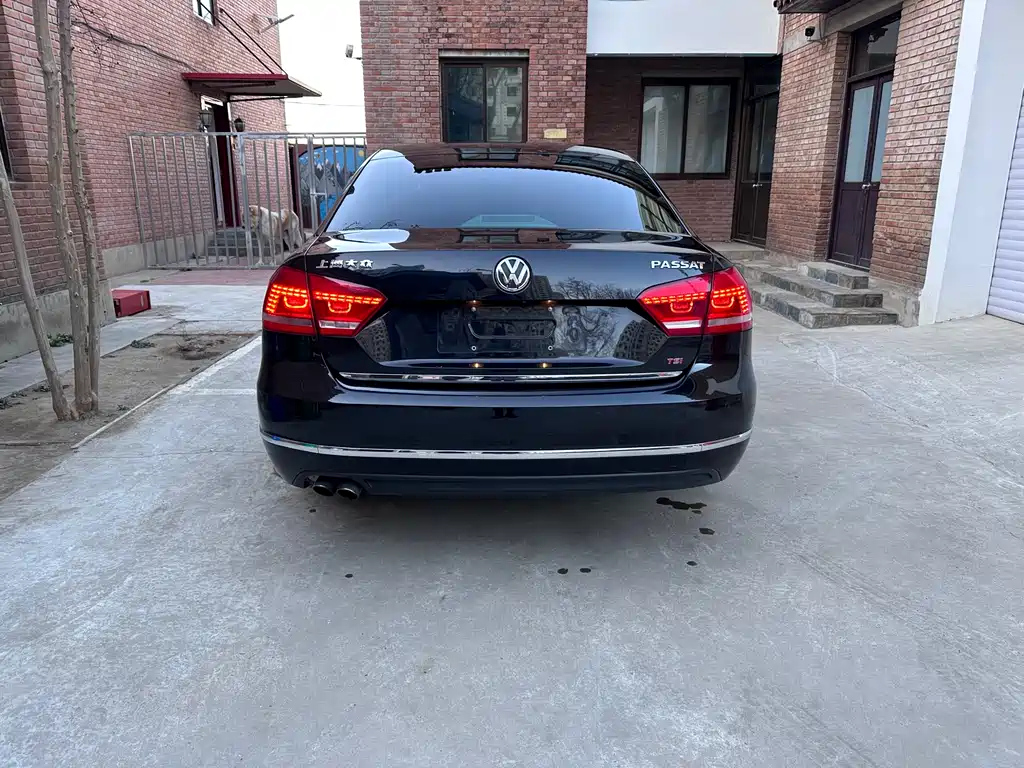 VOLKSWAGEN PASSAT 2012