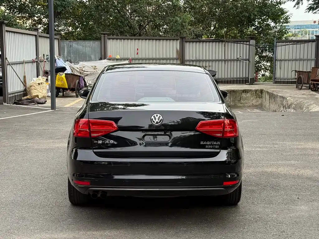 VOLKSWAGEN SAGITAR 2015